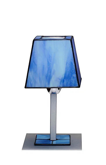 Lampara de sobre mesa baja azul.