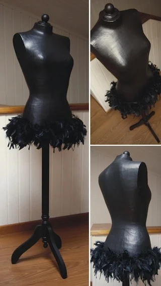 Maniquí negro con plumas