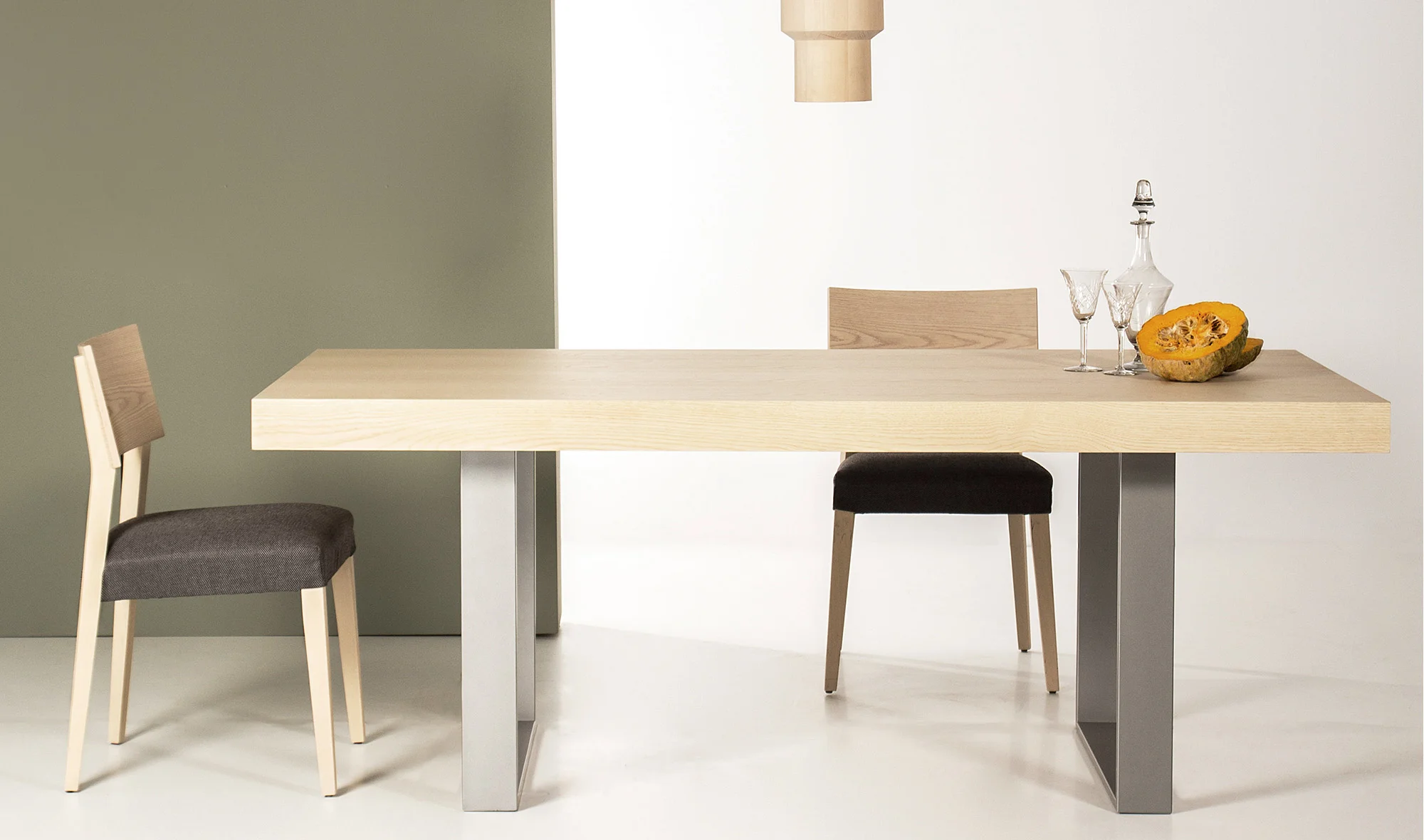 Mesa de comedor industrial con cubertero