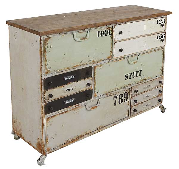 Mueble de hierro con cajones multicolores