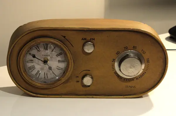 Reloj amarillo retro