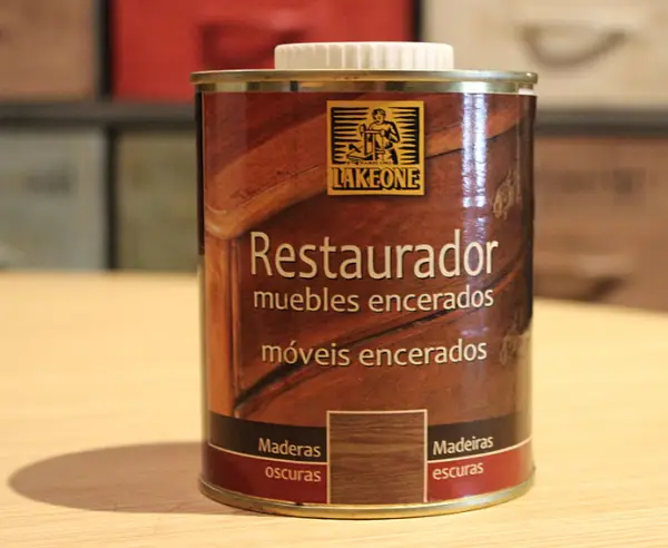 Restaurador muebles encerados maderas oscuras