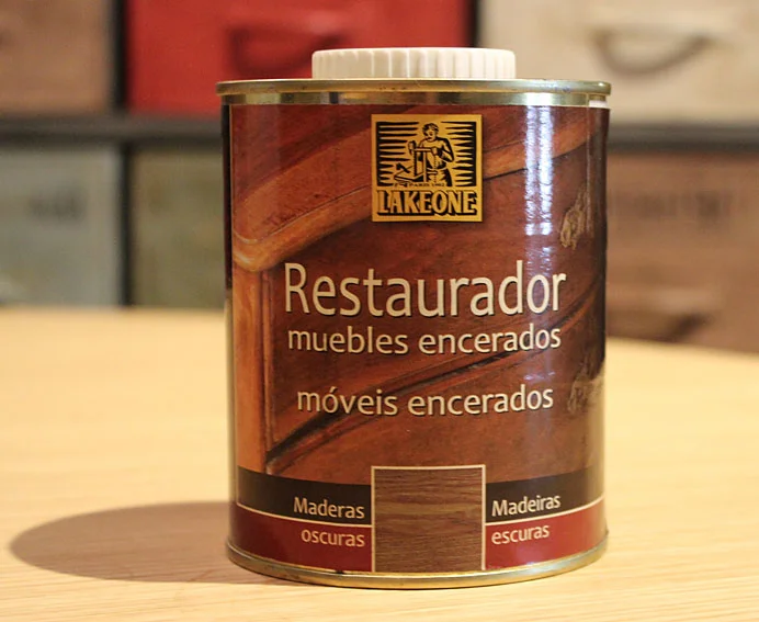 Restaurador muebles encerados maderas oscuras