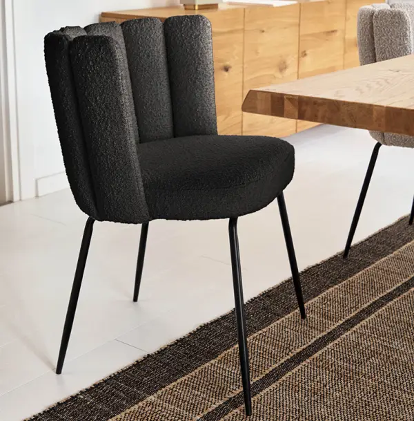 Silla tapizada en borrego negro y metal negro Aniela