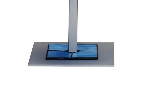 Lampara de sobre mesa baja azul.