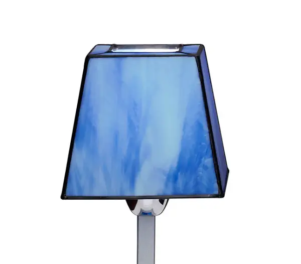 Lampara de sobre mesa baja azul.