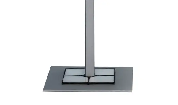 Lampara de sobre mesa alta blanca.
