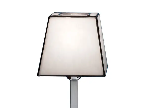 Lampara de sobre mesa alta blanca.
