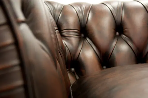 Sofá Chesterfield cuero auténtico con capitoné
