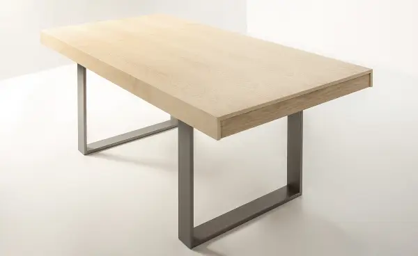 Mesa de comedor industrial con cubertero