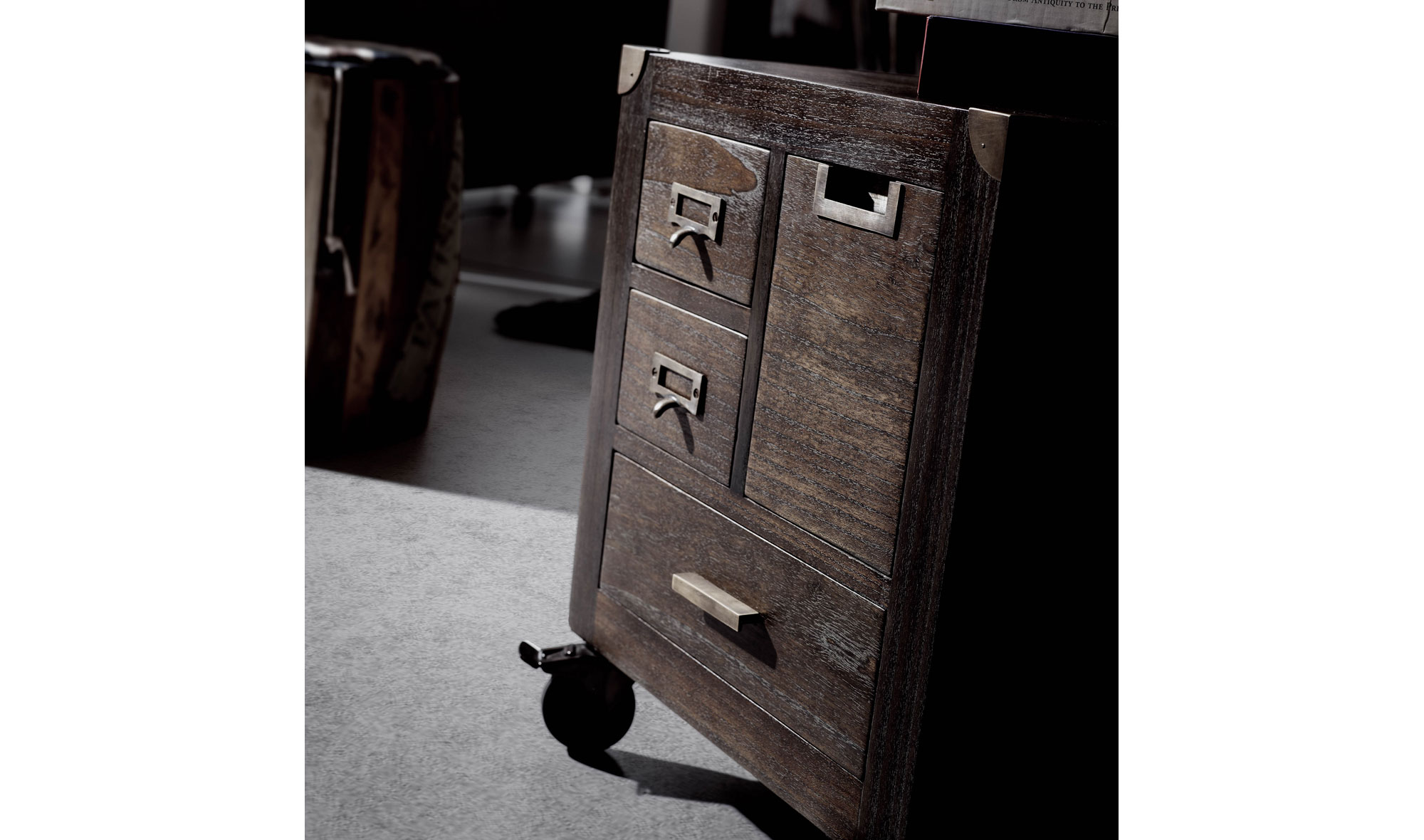 Mesita de noche con ruedas vintage Industrial