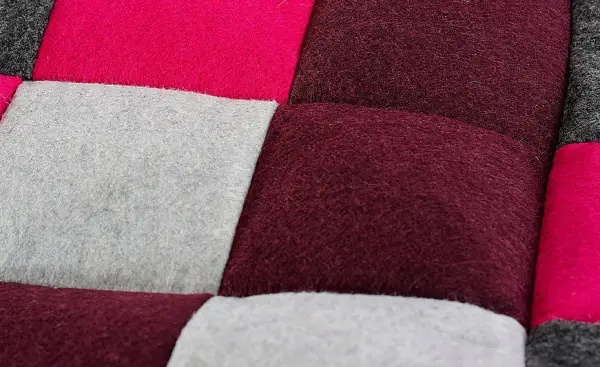 Pouf violeta patchwork Tula