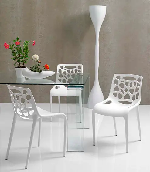 Silla apilable blanca holes