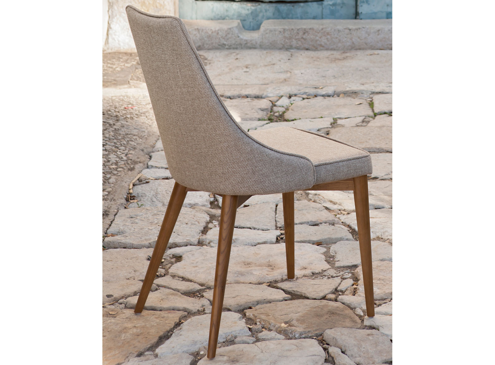 Silla de diseño Dalian marrón y patas nogal claro
