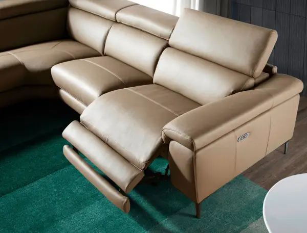 Sofá con chaise longue piel y acero Apulia