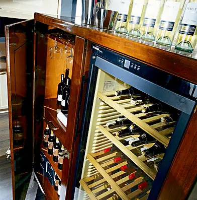 Detalle vinoteca Montepulciano