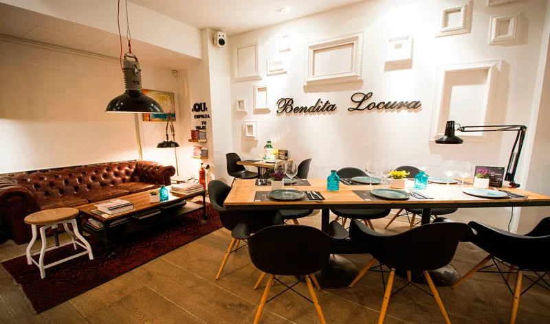 Proyecto para el restaurante Bendita Locura, en el barrio de Salamanca (Madrid). Ambiente vintage e industrial con un sofá chester como principal protagonista.
