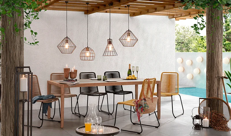 En sillas y sillones, la cuerda luce en diversos acabados para dar vitalidad a tu zona exterior.