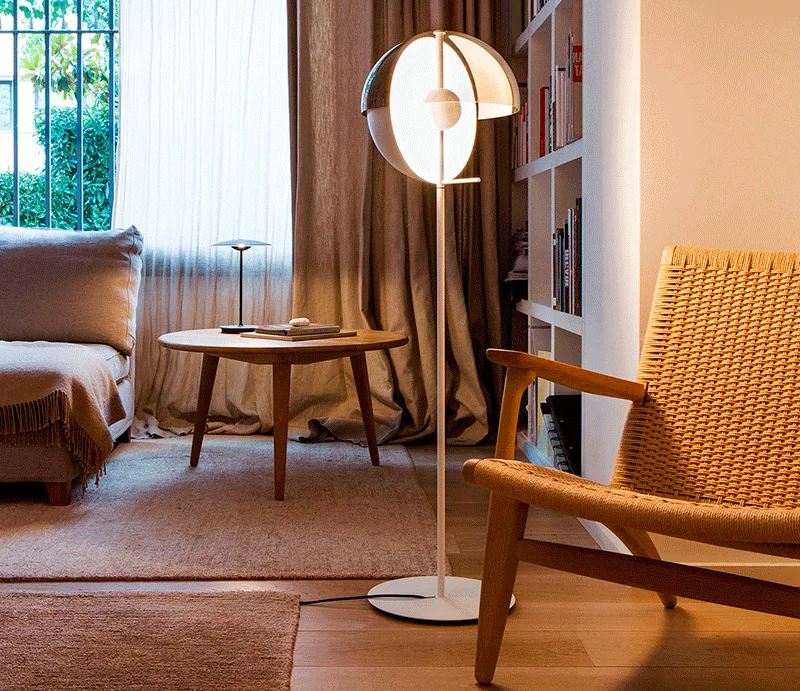 Con tan solo girar su eje, el efecto de la luz cambia, creando ambientes muy acogedores.