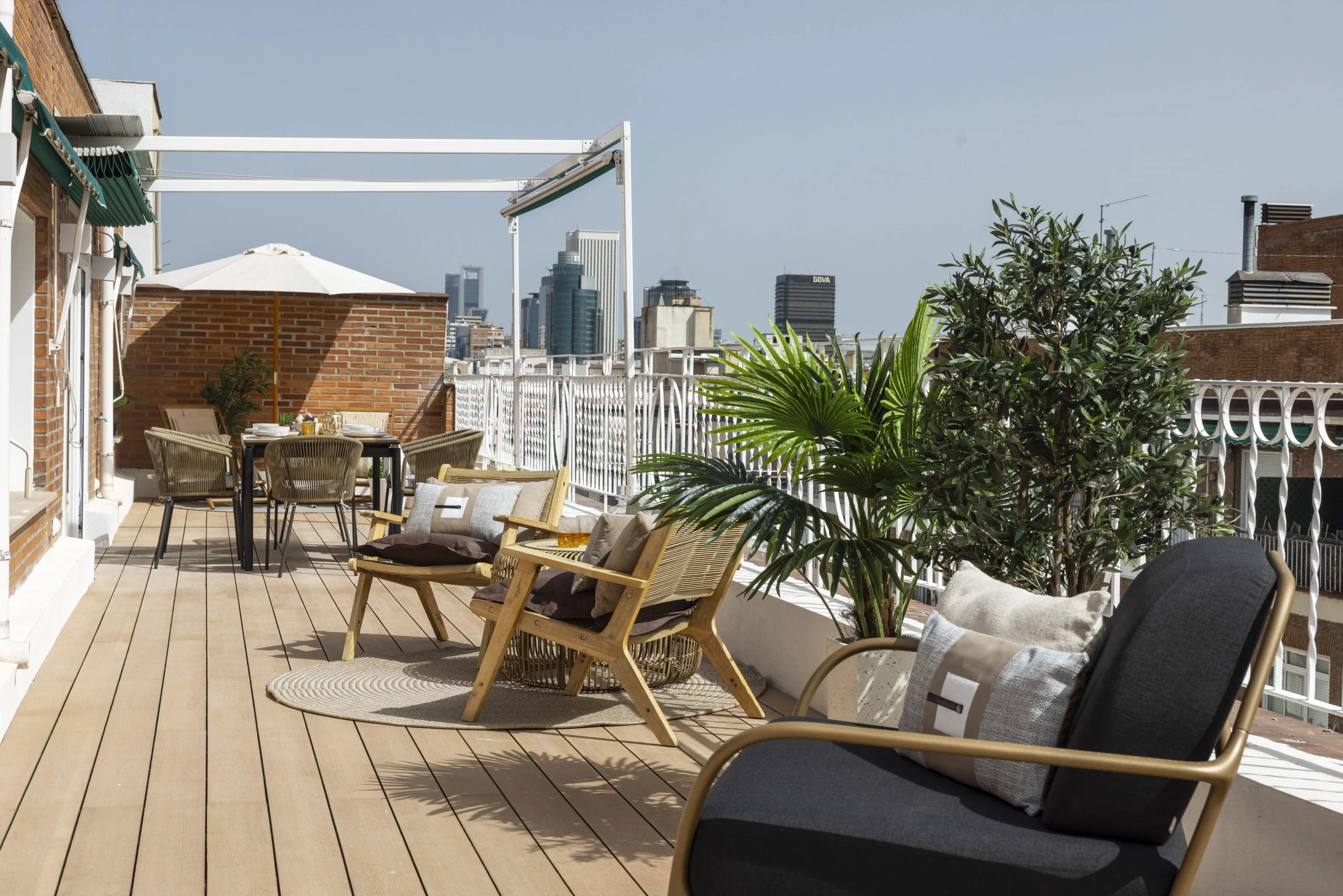 Terraza amueblada con comedor y zona de estar exterior en un apartamento de Chamberí, Madrid