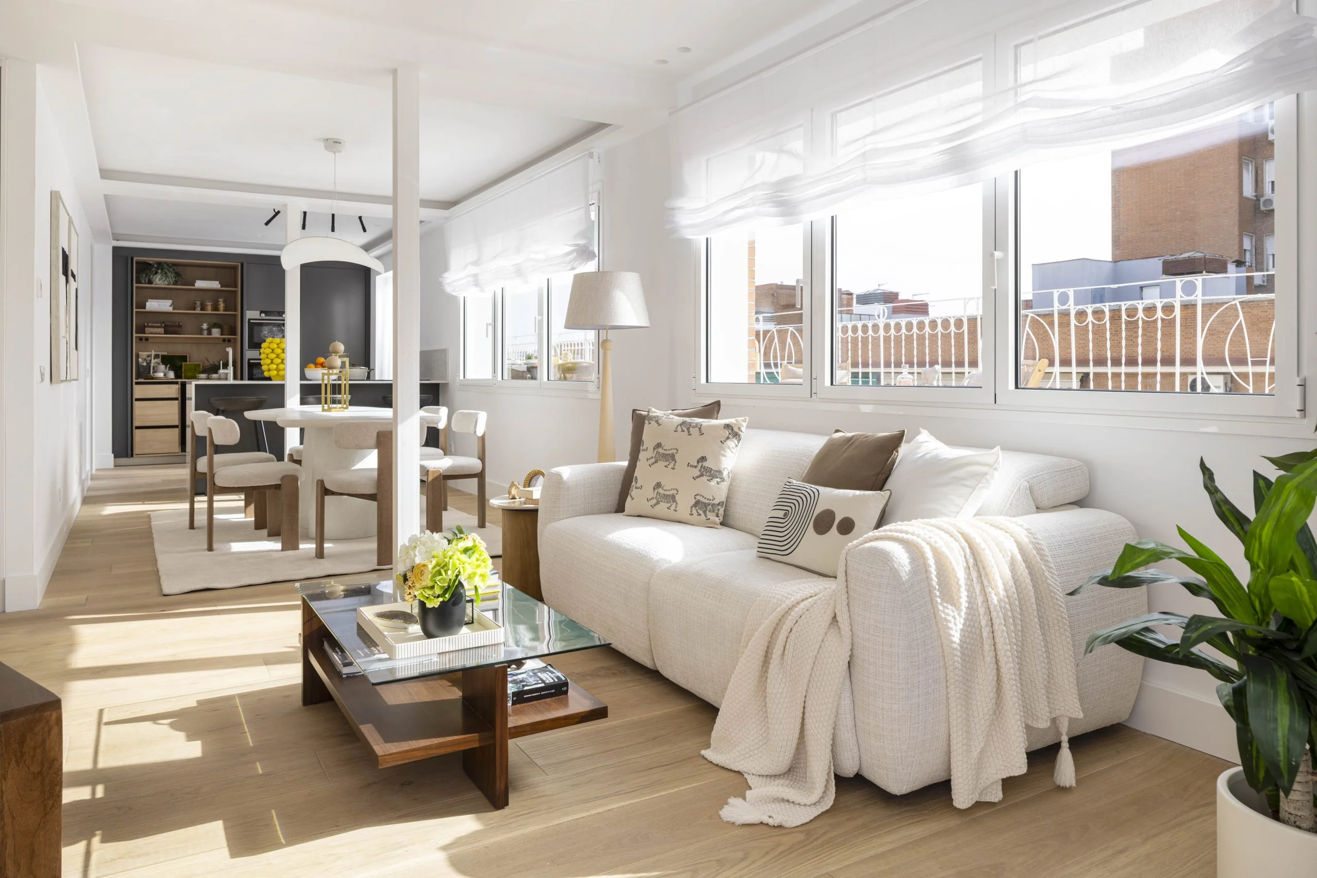 Salón y comedor luminosos de un apartamento en Chamberí, Madrid, con mobiliario contemporáneo en tonos neutros