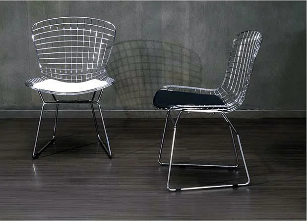 Sillas M pielMetal y ecopiel  Silla M con cojín blanco .