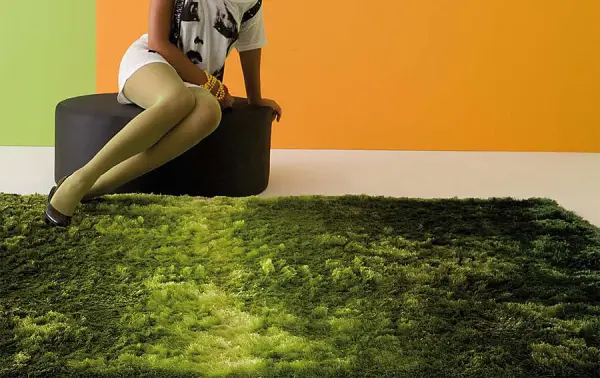 Alfombra verde de pelo largo