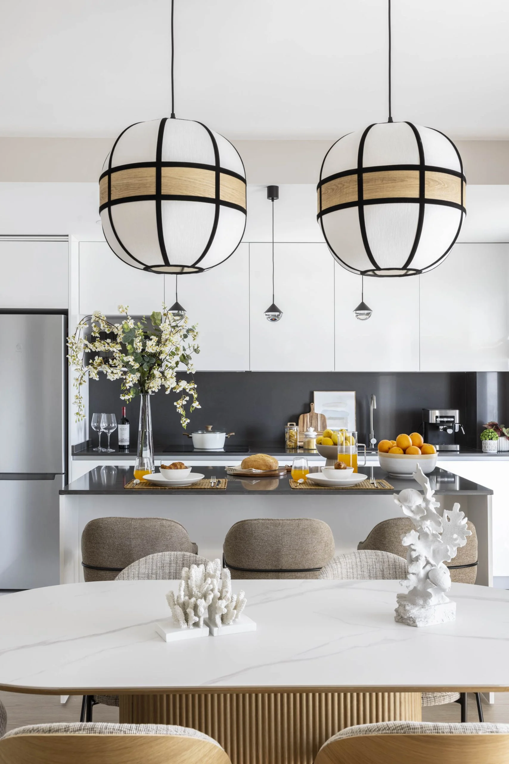Cocina y comedor de un proyecto de interiorismo de Alberto Torres en Rincón de la Victoria
