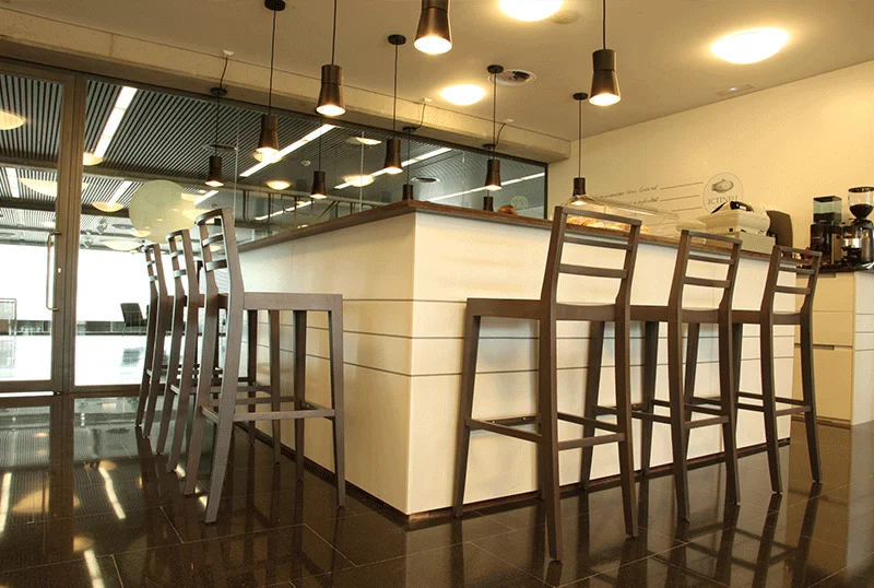 Barra de bar de estilo minimalista decorado por PortobelloStreet