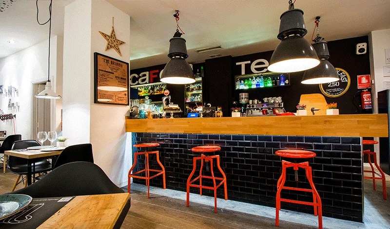 Barra de la Cafetería Bendita Locura por PortobelloStreet con muebles a medida 