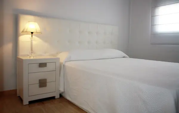 Cabecero Piel Ohio con mesa de noche