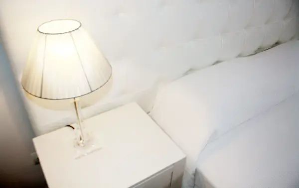 Detalle Cabecero Piel Ohio con mesa de noche