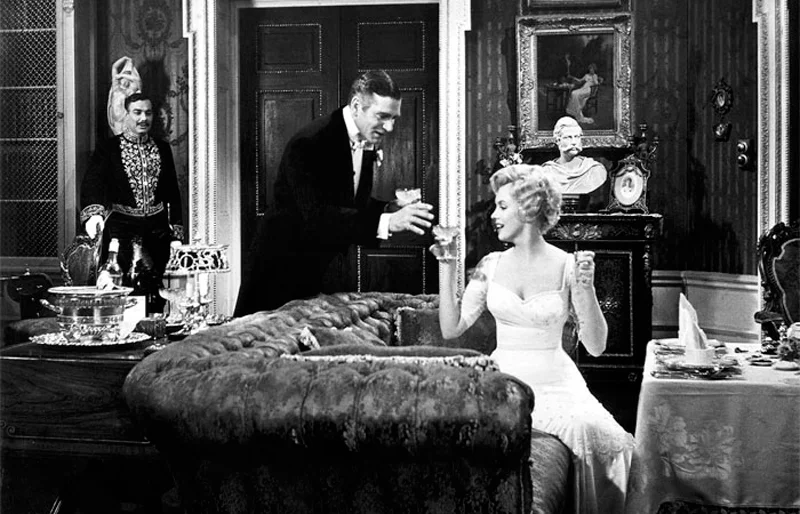 Sofá chester en la habitación de hotel de la película El príncipe y la corista, de 1957, y protagonizada por Marilyn Monroe y Laurence Olivier.