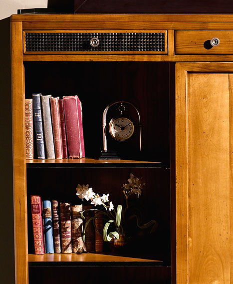 Librería clásica con puertas correderas