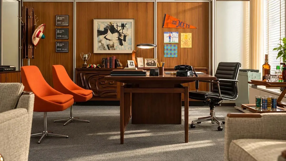 Despacho de Sterling Cooper en Mad Men con decoración Mid-Century y mobiliario de madera