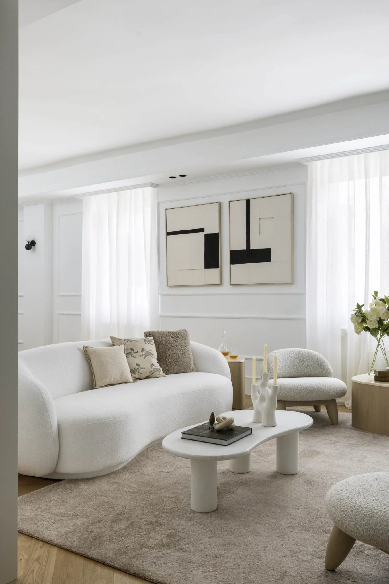 Salón de líneas contemporáneas y detalles clásicos en una vivienda del Barrio de Salamanca, Madrid
