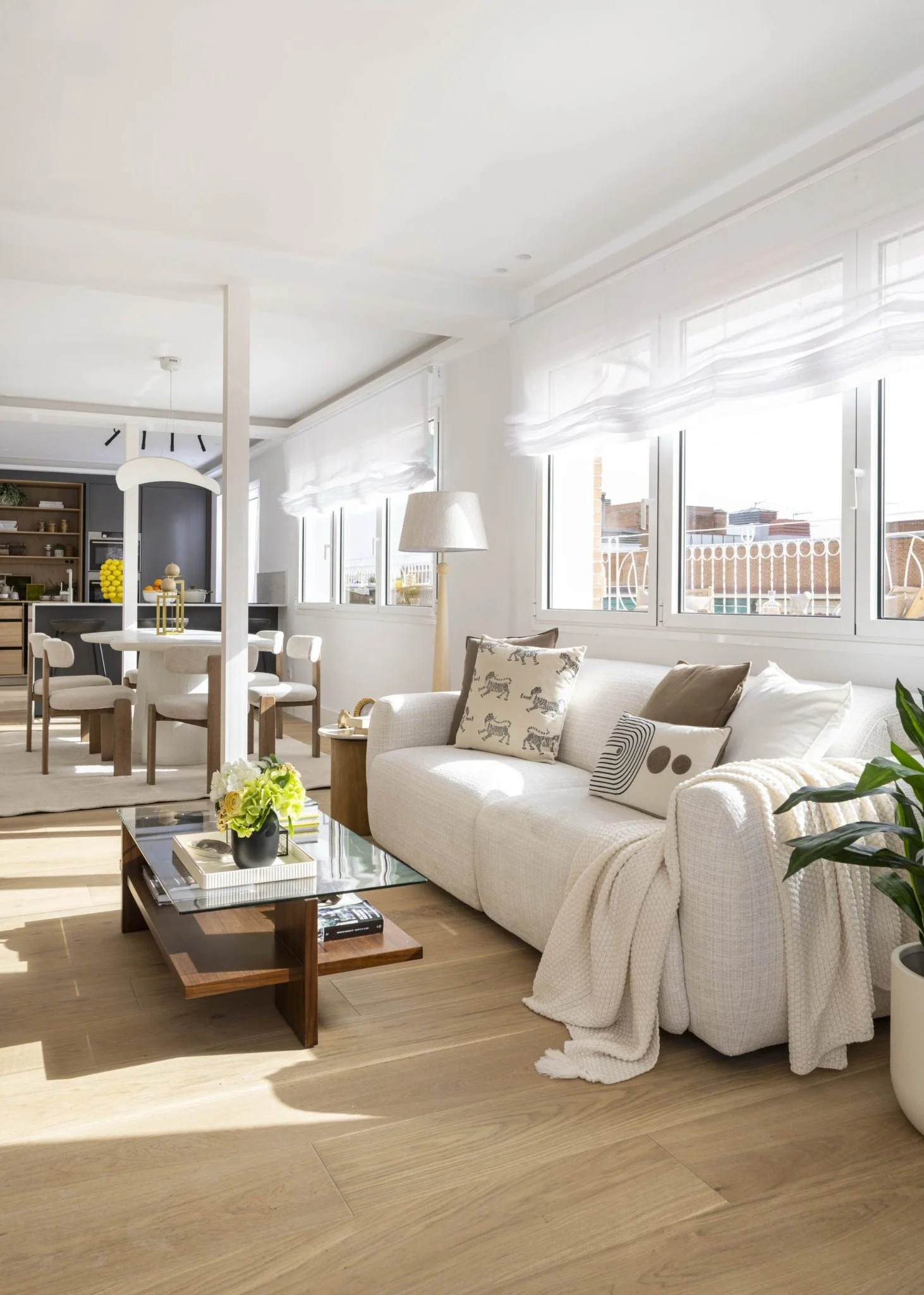 Salón luminoso del proyecto de interiorismo de un apartamento en Chamberí, Madrid