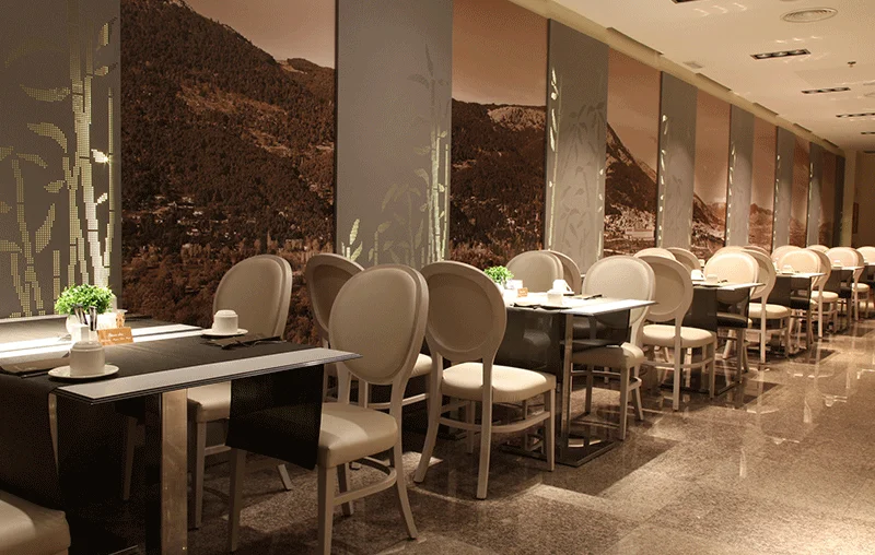Restaurante clásico con mesas metálicas y sillas clásicas decorado por PortobelloStreet