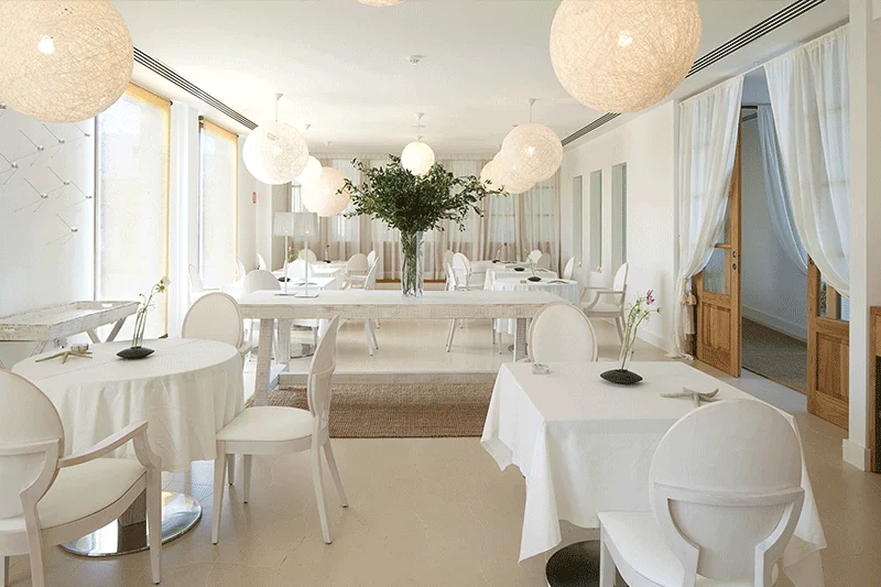 Restaurante clásico con tonos claros decorado por PortobelloStreet