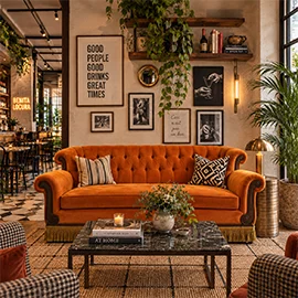 El sofá de Friends: la historia del mítico sofá naranja de Central Perk